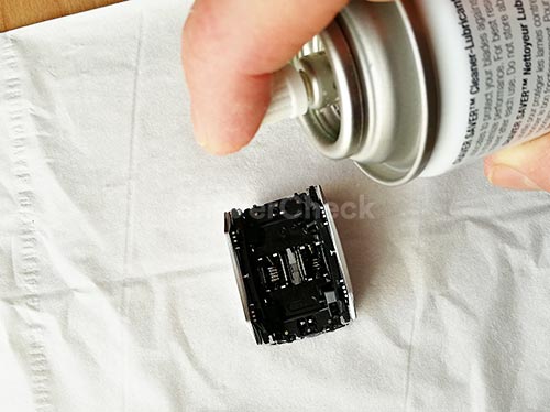 Cleaning the inner part of a Braun cassette with a spray cleaner