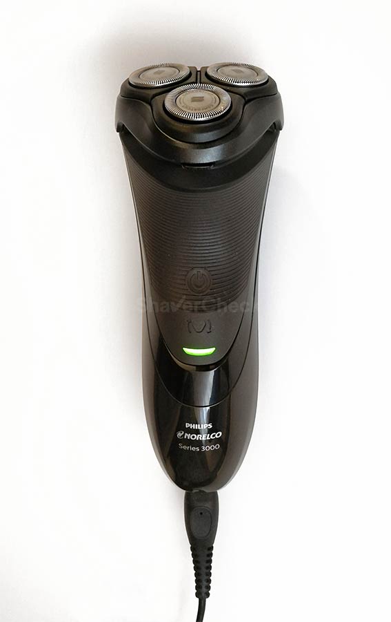 Charging the Philips Norelco Shaver 3100 .