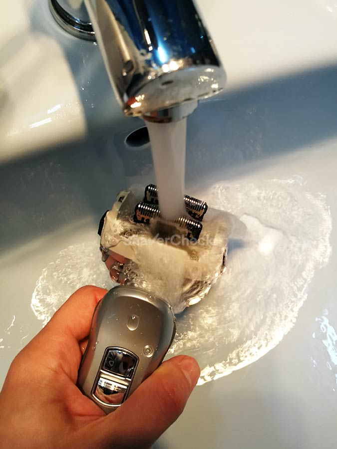 Rinsing the inner blades of a Panasonic shaver with tap water