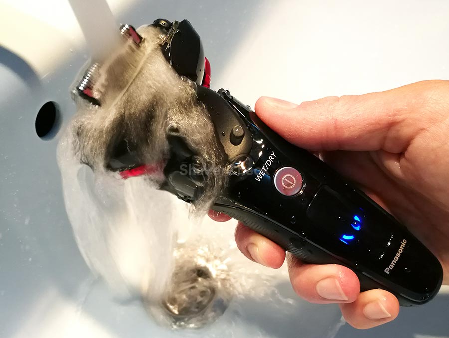 Cleaning the Panasonic ES-LT3N-K Arc 3 with water and soap is extremely easy