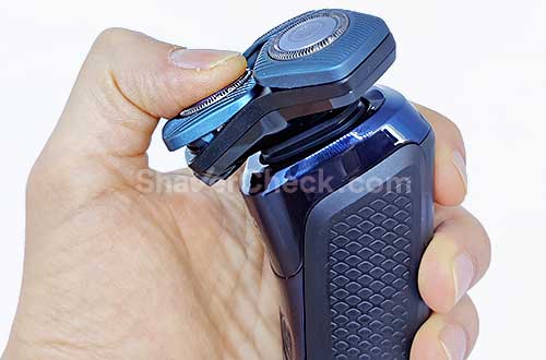 The three heads of the Shaver 7700 can flex independently.