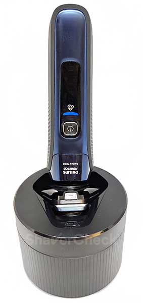 The Shaver 7700 during the automatic cleaning process with the quick clean pod.