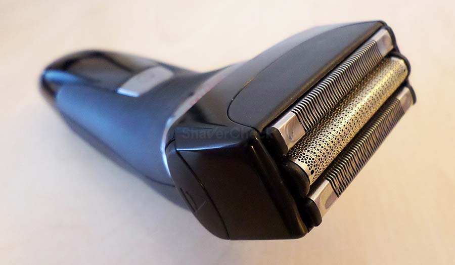 The shaving head of the Remington XF8700 with the unusual blade setup.