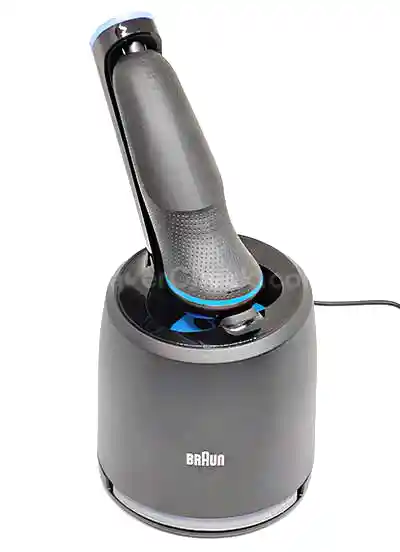 Cleaning the Braun Series 5 50 5018s in a compatible Series 6 cleaning station.