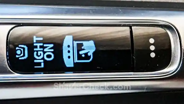The oled display of the Philips Norelco Shaver 9500.